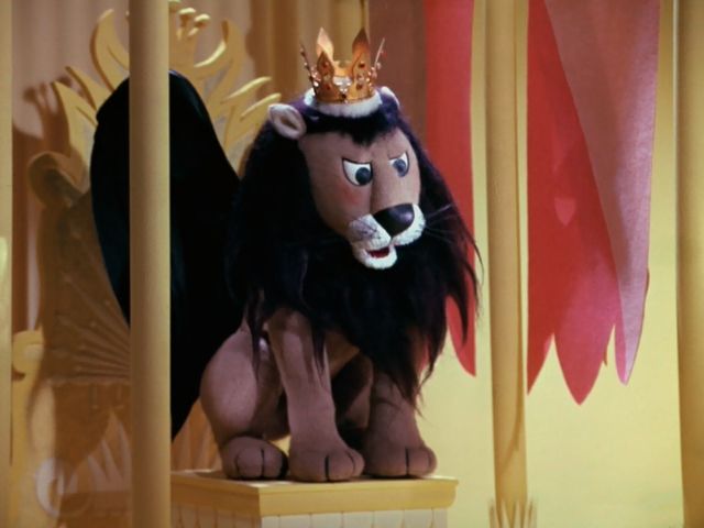 King Moonracer con la voz de Stan Francis sentado en su trono en Rudolph, el reno de nariz roja.
