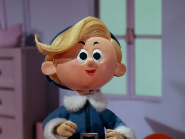 Hermey, con la voz de Paul Soles, felizmente parada en la juguetería de Rudolph, el reno de nariz roja.