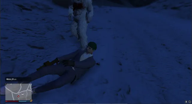 Un jugador de GTA Online, vestido con un traje azul, siendo atacado por un Yeti, una criatura peluda de color blanco con uñas largas. 