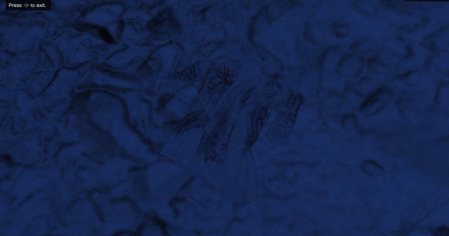 Una camisa blanca, con sangre y suciedad, tirada en un suelo cubierto de nieve en GTA Online. 