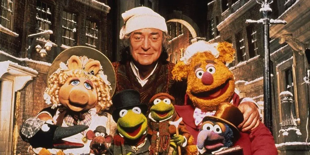 Michael Caine como Scrooge con Miss Piggy, Kermit the Frog, Fozzie Bear y Gonzo en The Muppets Christmas Carol