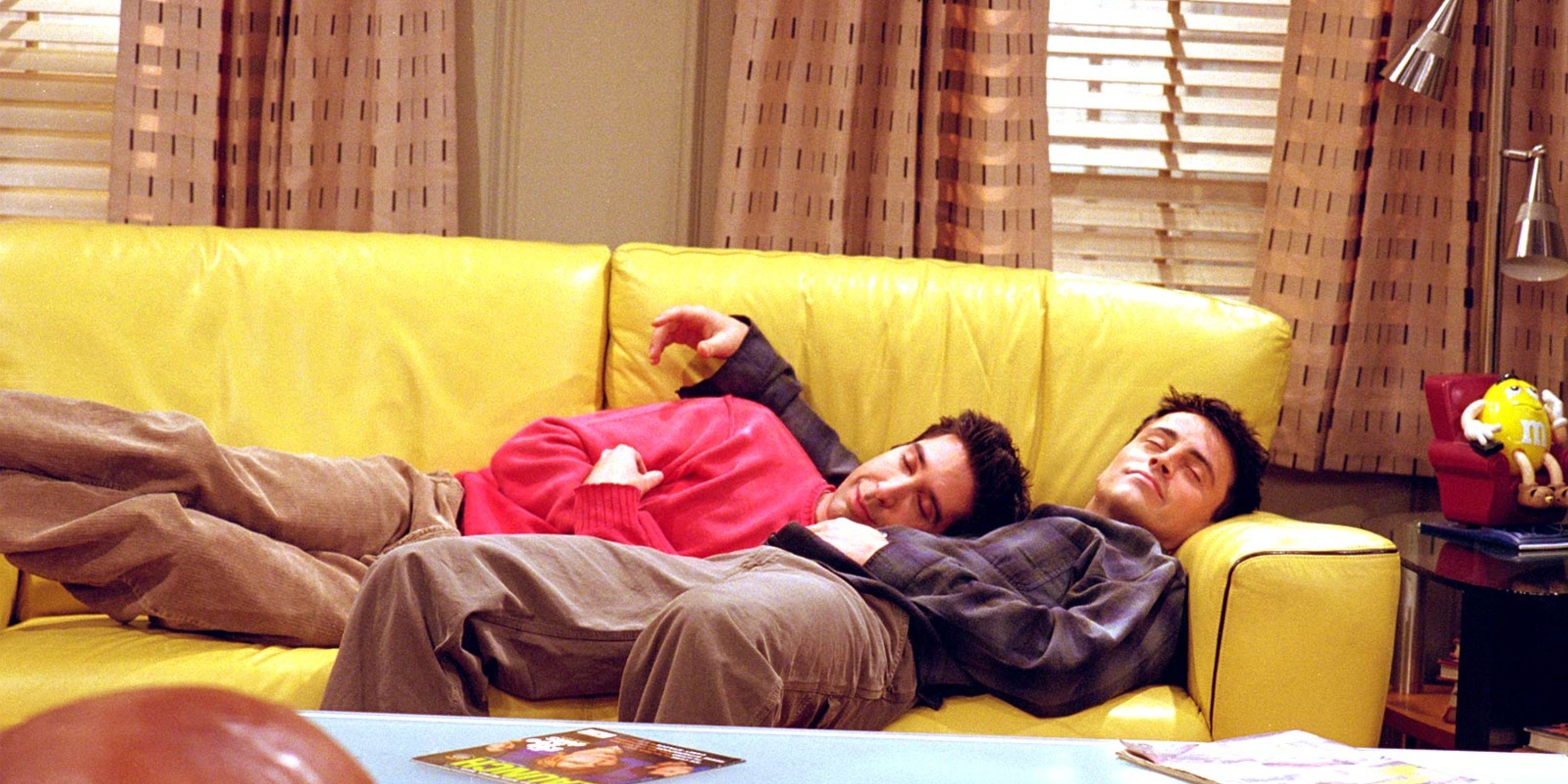 Matt LeBlanc y David Schwimmer durmiendo juntos en un sofá en Friends