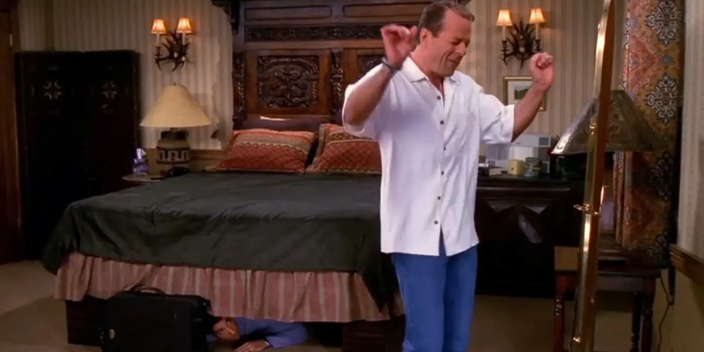 Bruce Willis bailando frente a un espejo mientras David Schwimmer se esconde debajo de la cama en Friends