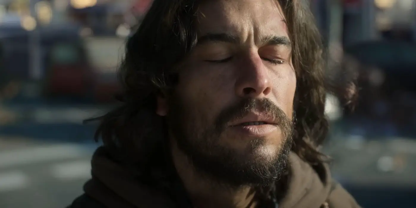 Mario Casas como Sebastián cerrando los ojos.