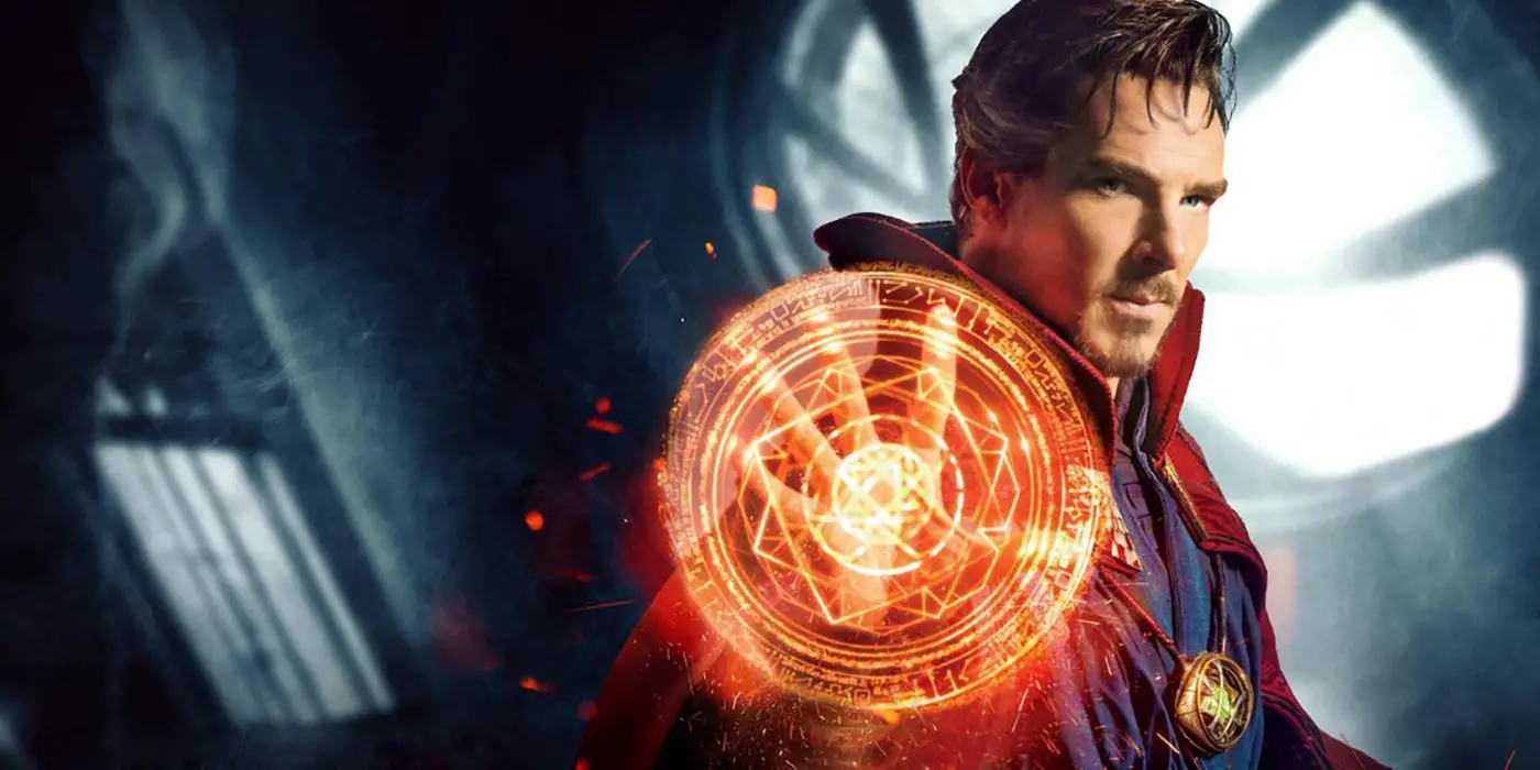 Benedict Cumberbatch como Doctor Strange sosteniendo sus sellos mágicos