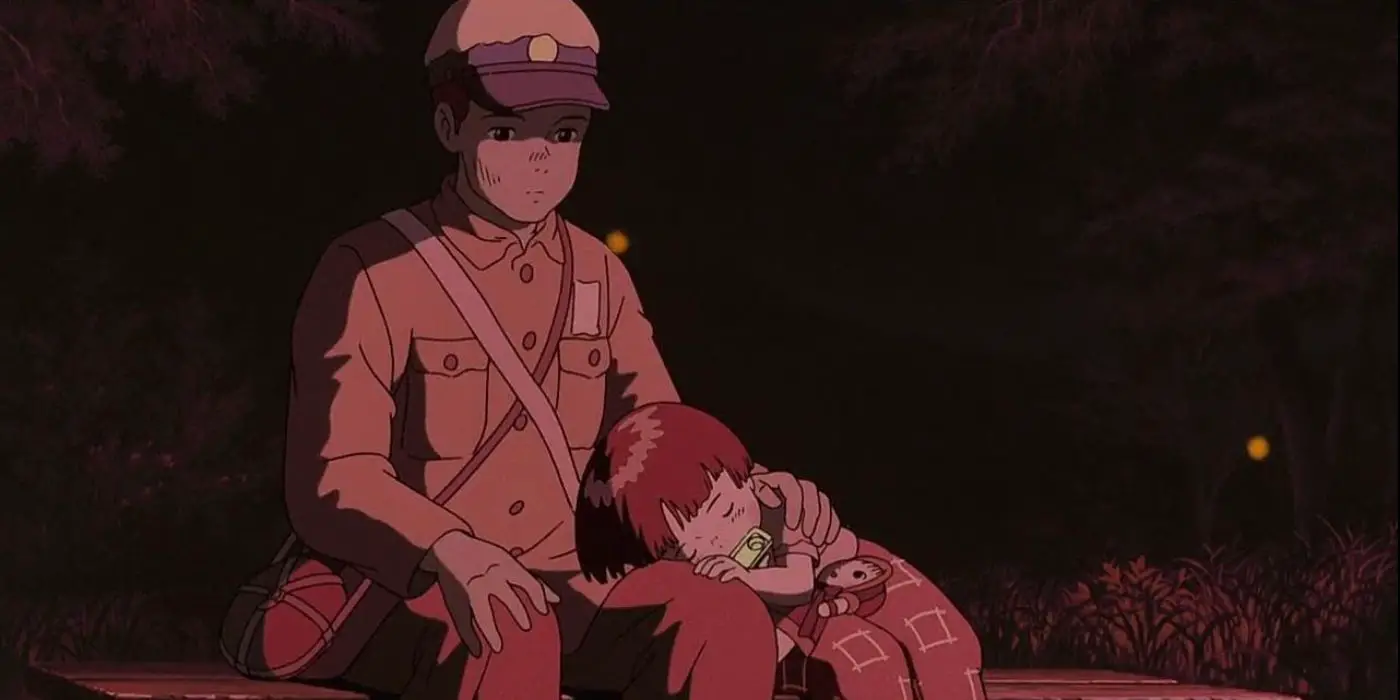 Setsuko duerme pacíficamente con la cabeza en el regazo de su hermano Seita, mientras él la mira. 