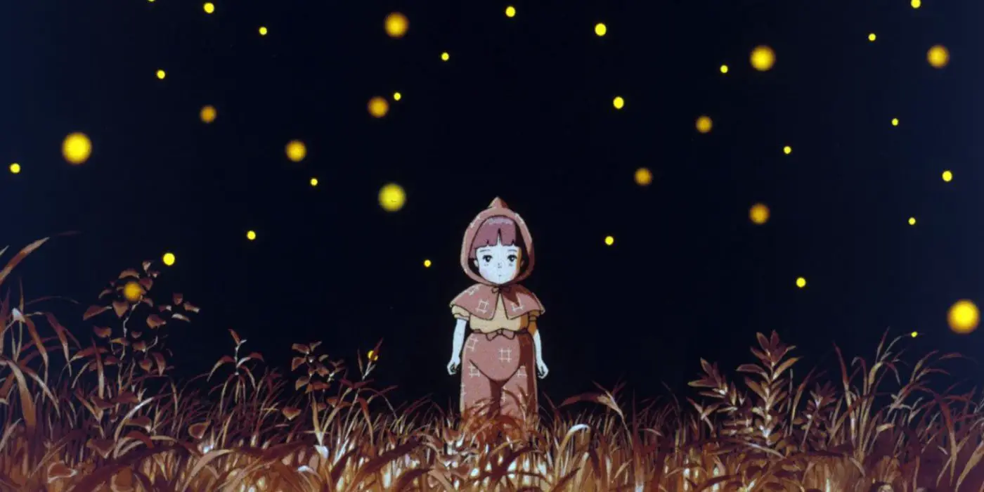 Setsuko parada en un campo rodeada de luciérnagas centelleantes.