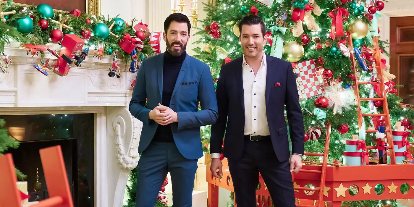 Drew y Jonathan Scott parados frente a un árbol de Navidad en la Casa Blanca en el especial de HGTV y Max, Navidad en la Casa Blanca 2023.