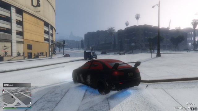 Un automóvil negro y rojo deslizándose por una esquina cubierta de nieve, a unos 6 pies de distancia de un poste de luz. 