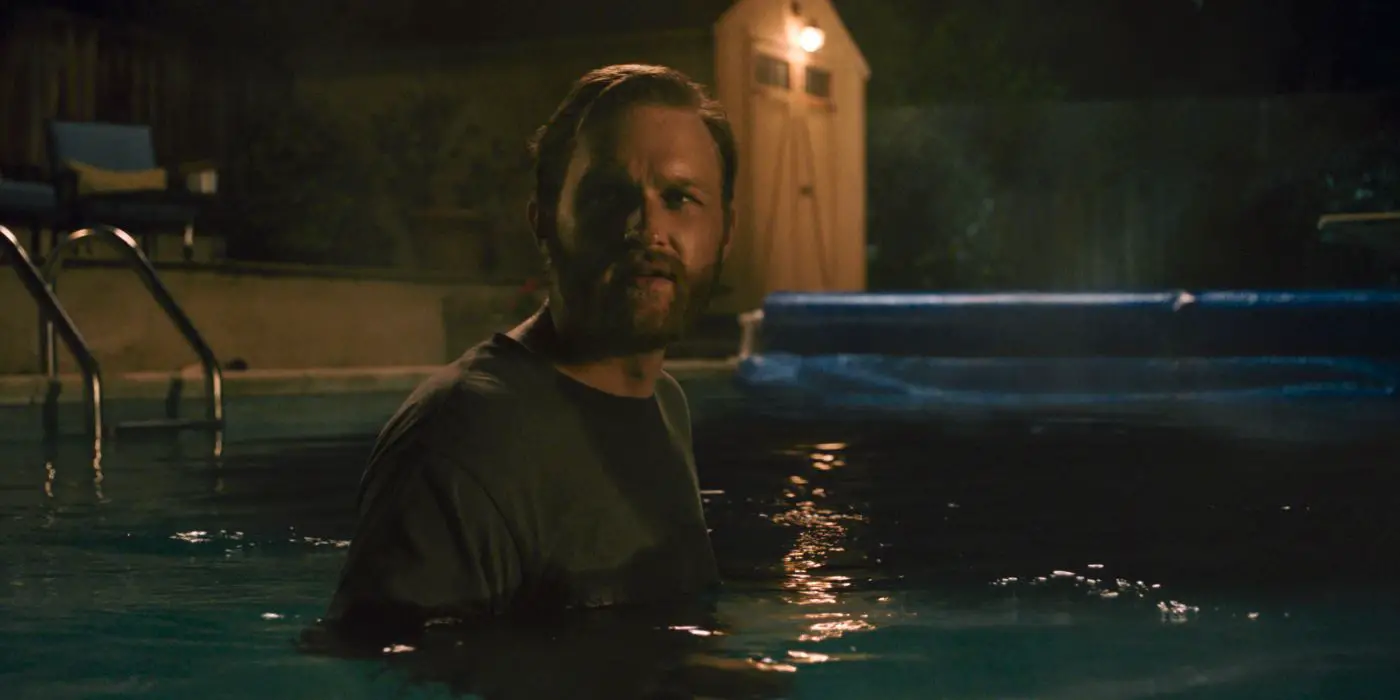Ray Waller (Wyatt Russell) entrando a una piscina con la ropa puesta en Night Swim