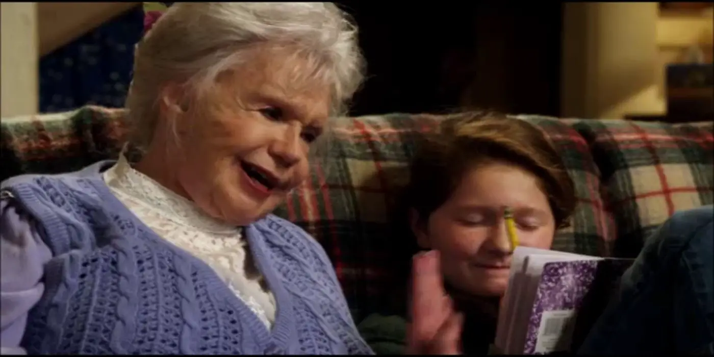 Gloria LeRoy como Ginger Gallagher sentada en un sofá con su sobrino en Shameless