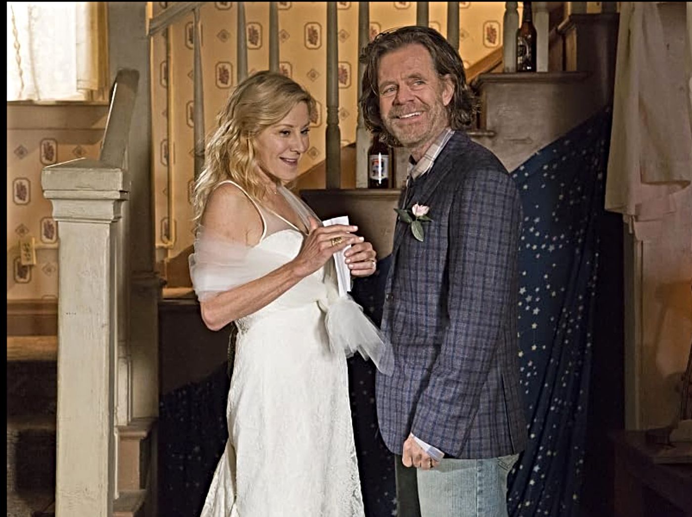 Chloe Webb y William H Macy como Monica y Frank Gallagher se casan junto a una escalera en Shameless