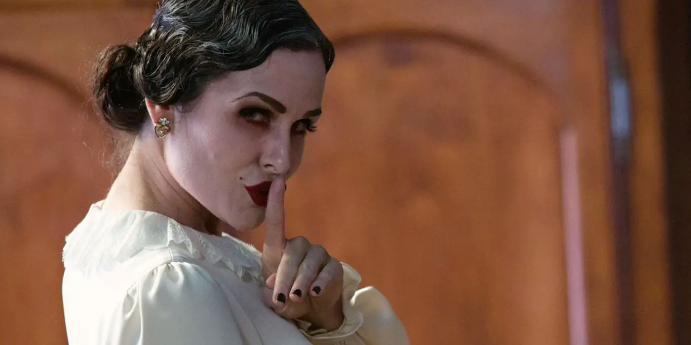 Danielle Bisutti como Michelle Crane, o la Mujer de Blanco, con un dedo en los labios en Insidious: Capítulo 2 (2013)