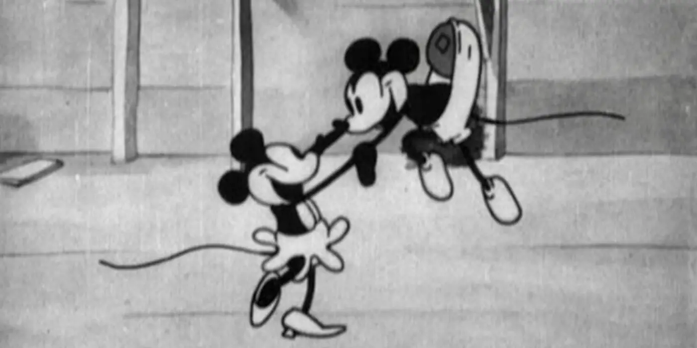 Mickey baila con Minnie usando un globo en sus pantalones.