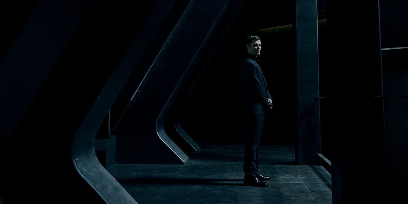 James Ackerson (Joseph Morgan) parado en una esquina en la temporada 2 de Halo