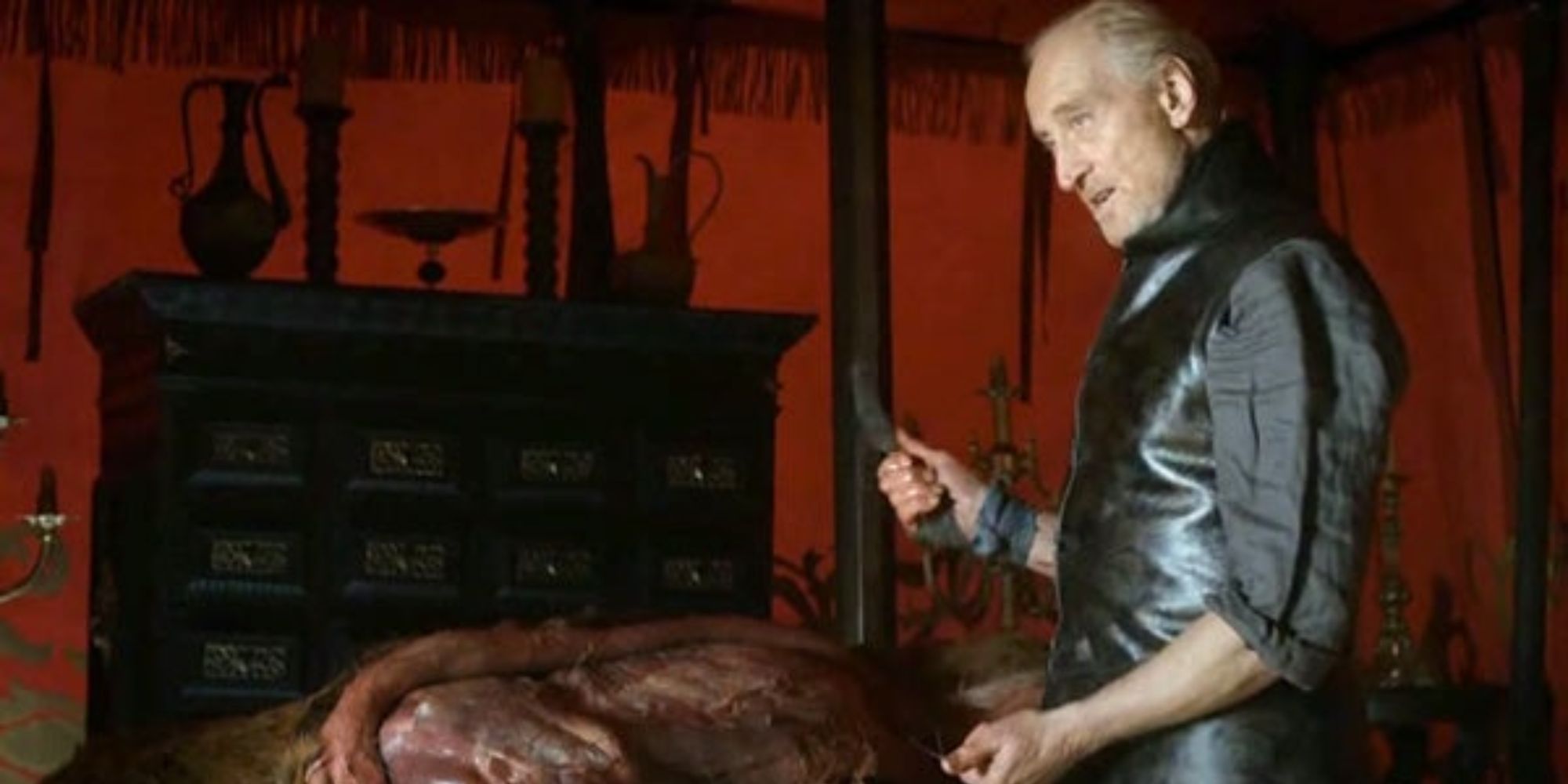 Charles Dance como Tywin Lannister desollando un ciervo en Juego de Tronos.