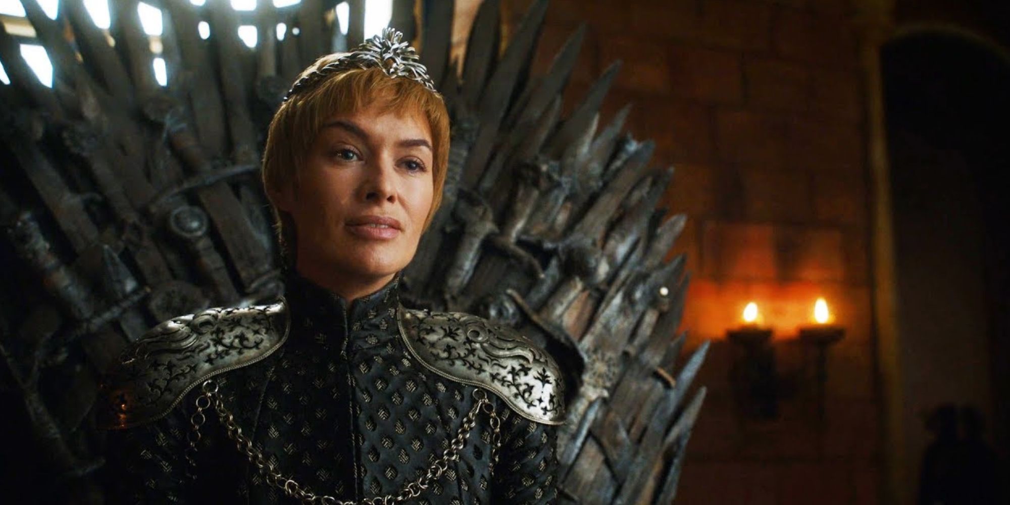 Lena Headey de Juego de Tronos como Cersei sentada en el Trono de Hierro