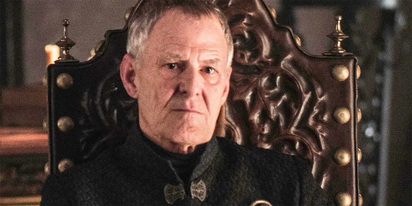 Ian Gelder como Kevan Lannister sentado en una silla como Mano del rey en Juego de Tronos