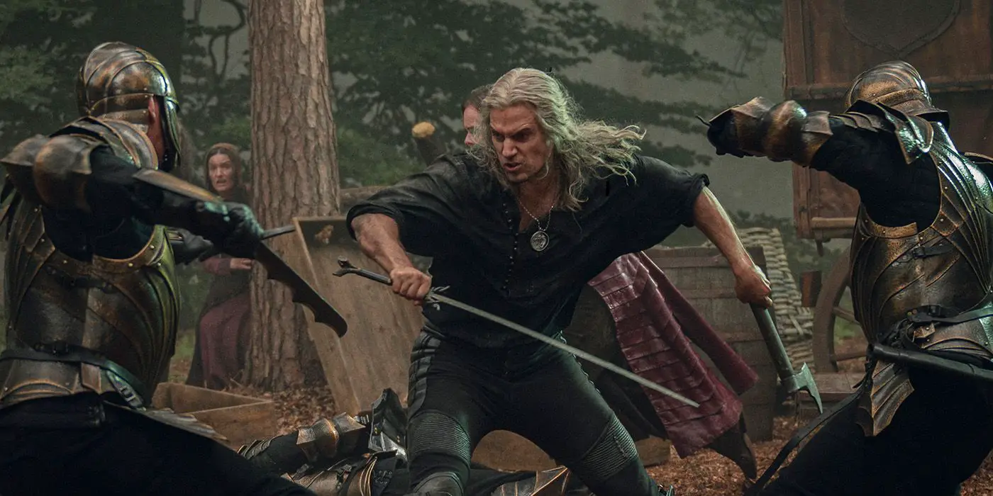Henry Cavill como Geralt de Rivia luchando contra varios caballeros en The Witcher