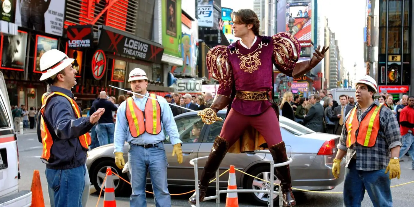 El Príncipe Eduardo (James Marsden) blandiendo su espada contra un grupo de trabajadores de la construcción en la ciudad de Nueva York en Enchanted.