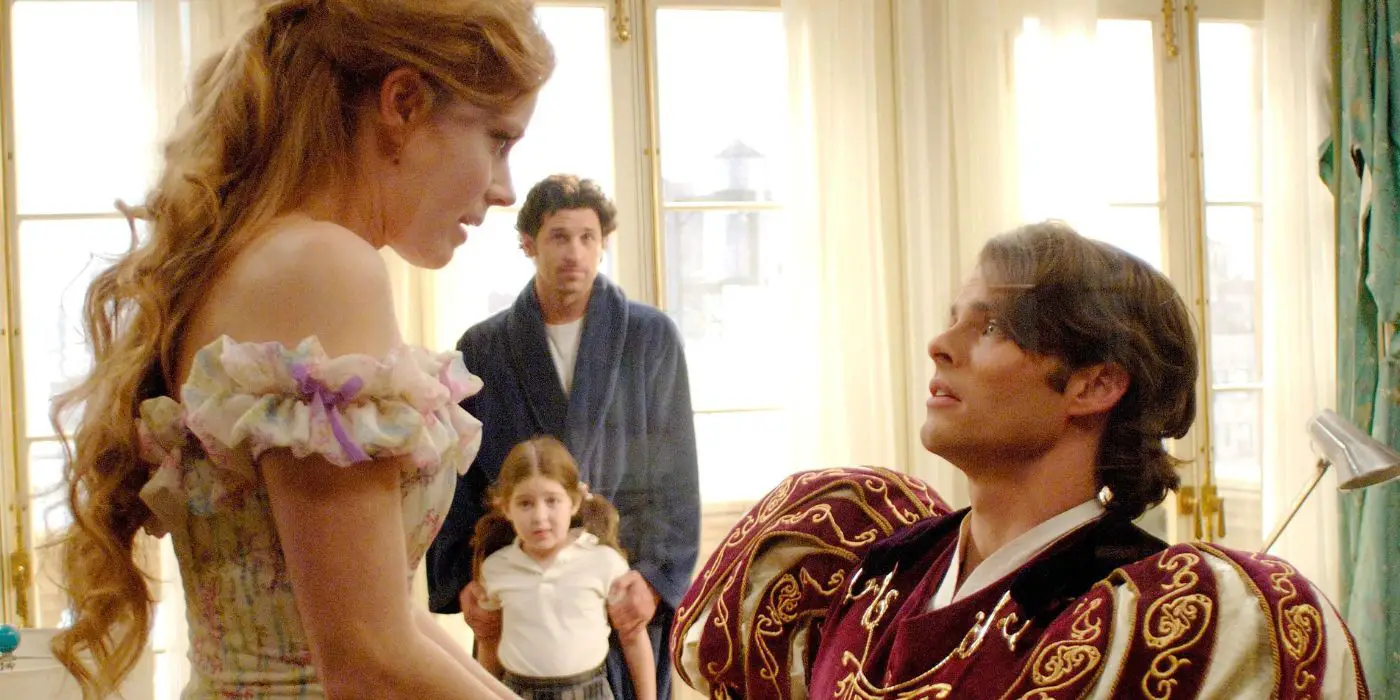 El Príncipe Eduardo (James Marsden) arrodillado y mirando a Giselle (Amy Adams) en Enchanted