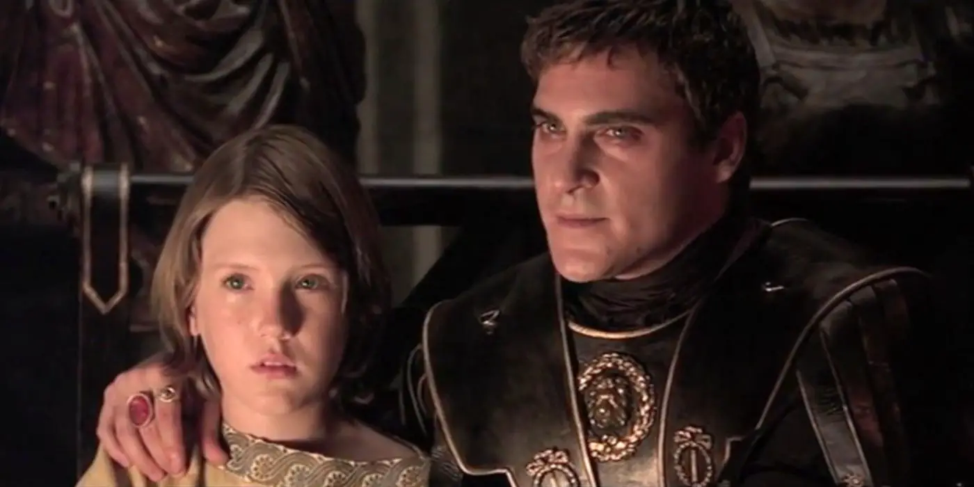 Spencer Treat Clark y Joaquin Phoenix sentados uno al lado del otro como Lucius y Commodus en Gladiator 