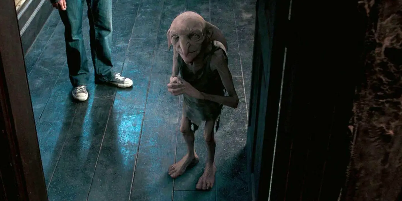 Kreacher (Simon McBurney) parado en un portal en 'Harry Potter y la Orden del Fénix'
