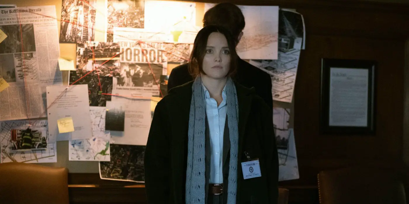 Clarice Starling parada frente a un tablero de evidencia en el programa Clarice.
