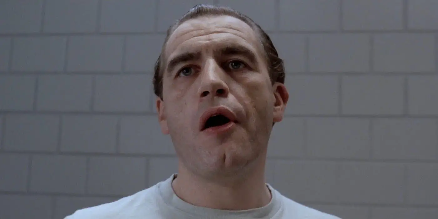 Hannibal Lektor dentro de su celda con la boca abierta en Manhunter