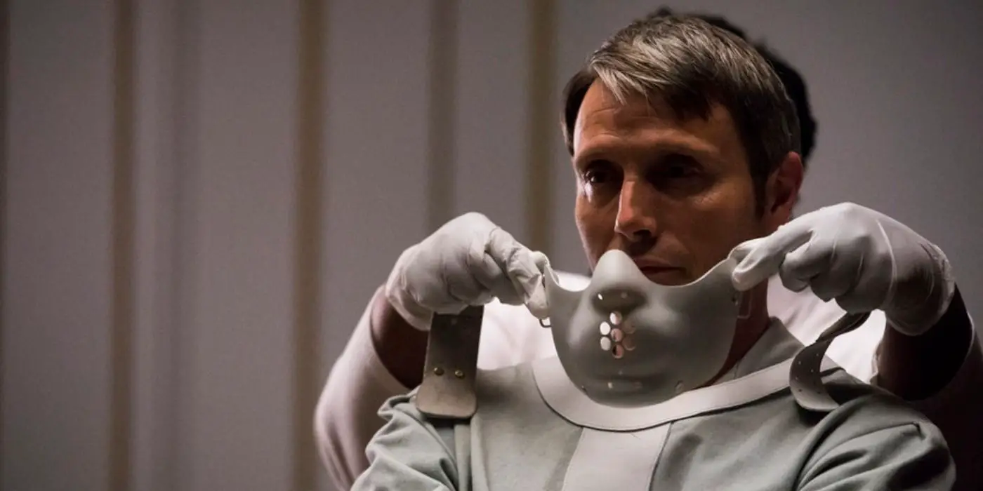 Hannibal Lecter cautivo y a punto de ser amordazado en Hannibal.