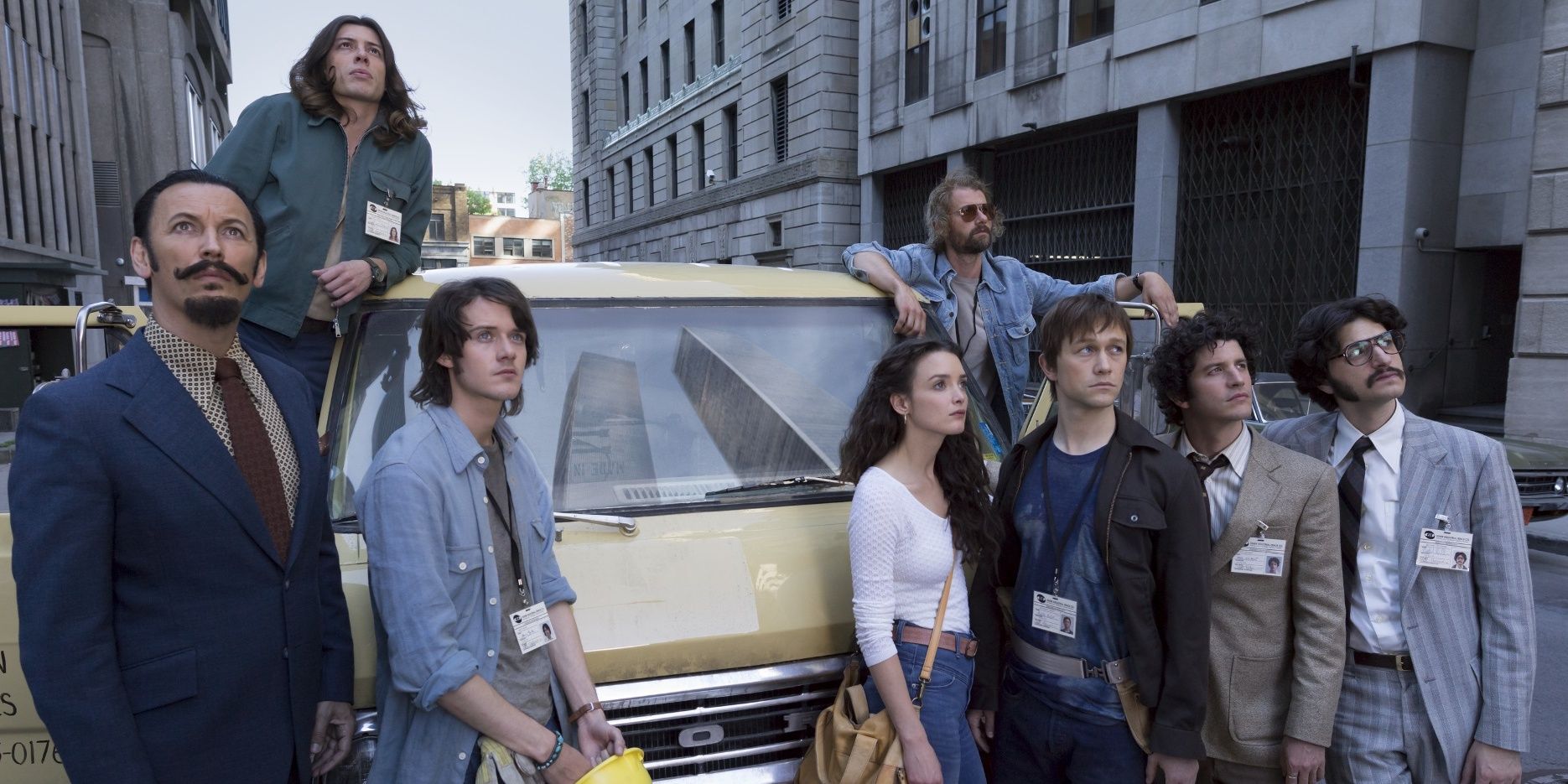 Joseph Gordon-Levitt como Philippe y sus compañeros de reparto alrededor de un coche en The Walk