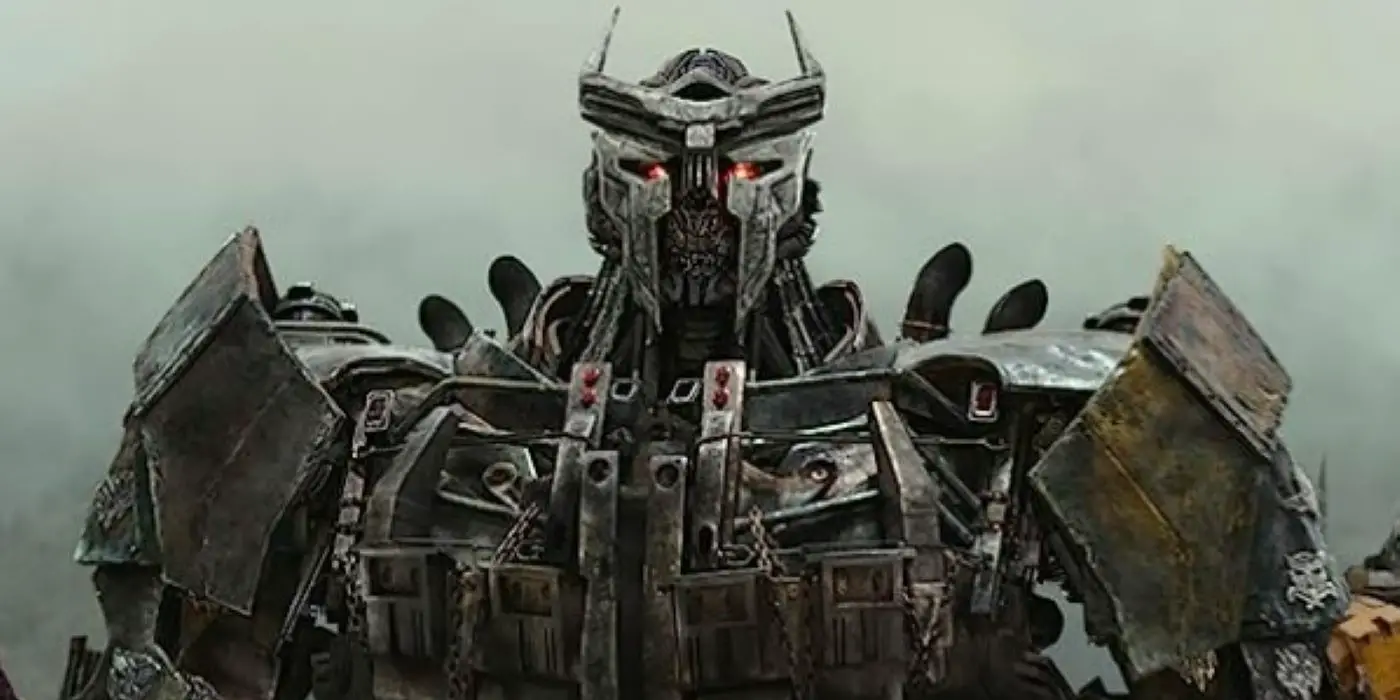 El líder de Terrorcon, Scourge, contempla el campo de batalla en Transformers: Rise of the Beasts