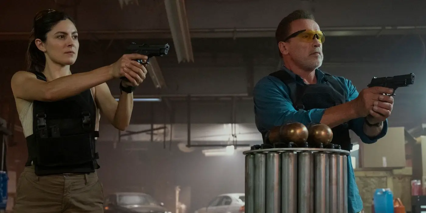 Monica Barbaro como Emma Brunner y Arnold Schwarzenegger como Luke Brunner en el episodio 105 de FUBAR.