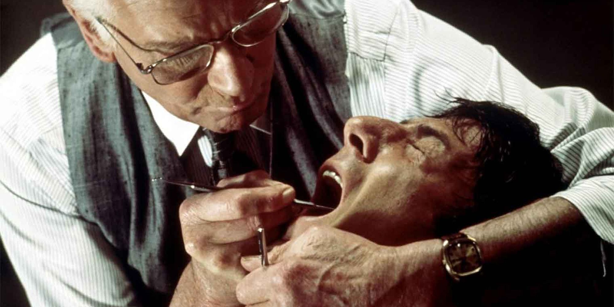 El Dr. Christian Szell examina uno de los dientes de Babe Levy con una herramienta de metal.