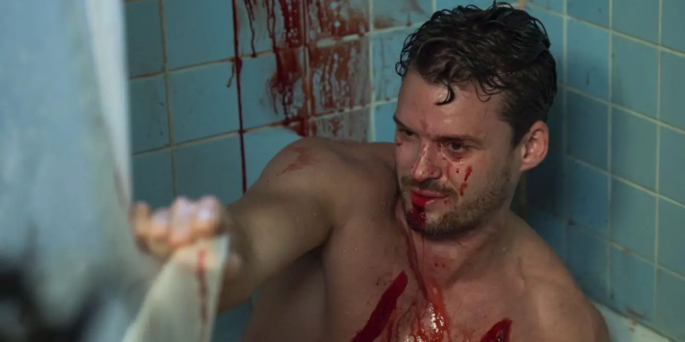 Austin Nichols como Sam Loomis asesinado en la ducha en Bates Motel