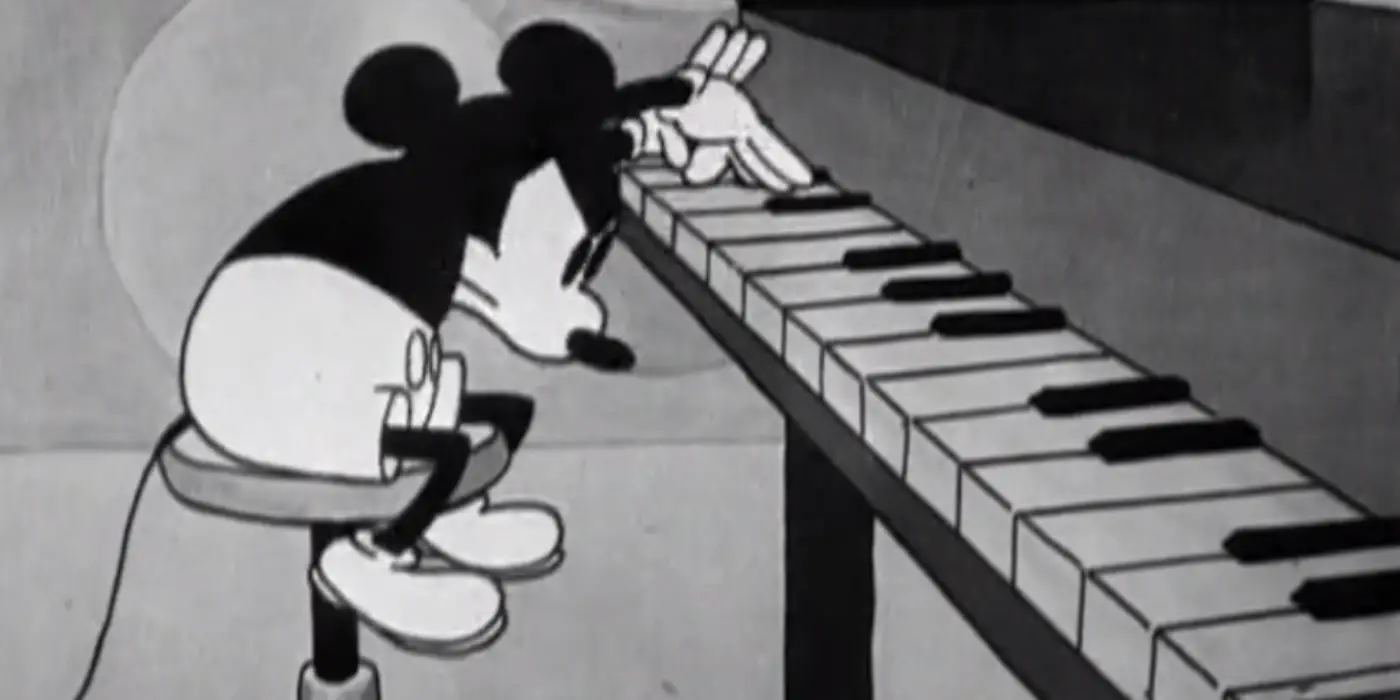 Mickey Mouse toca el piano con guantes