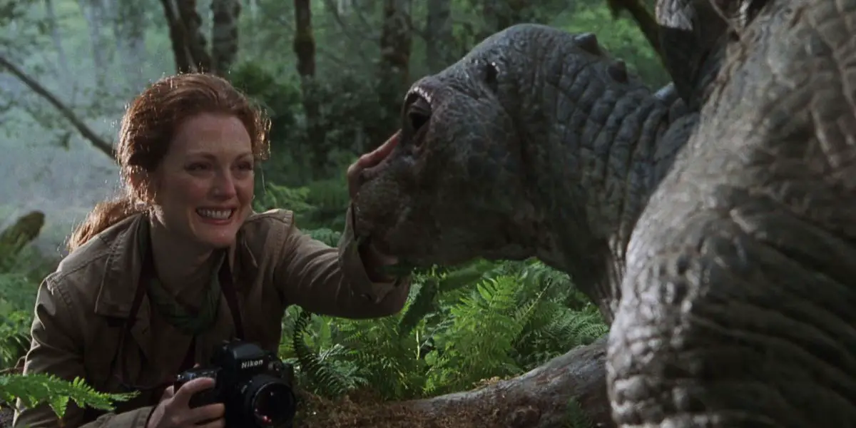 La Dra. Sarah Harding acariciando a un dinosaurio en The Lost World: Jurassic Park
