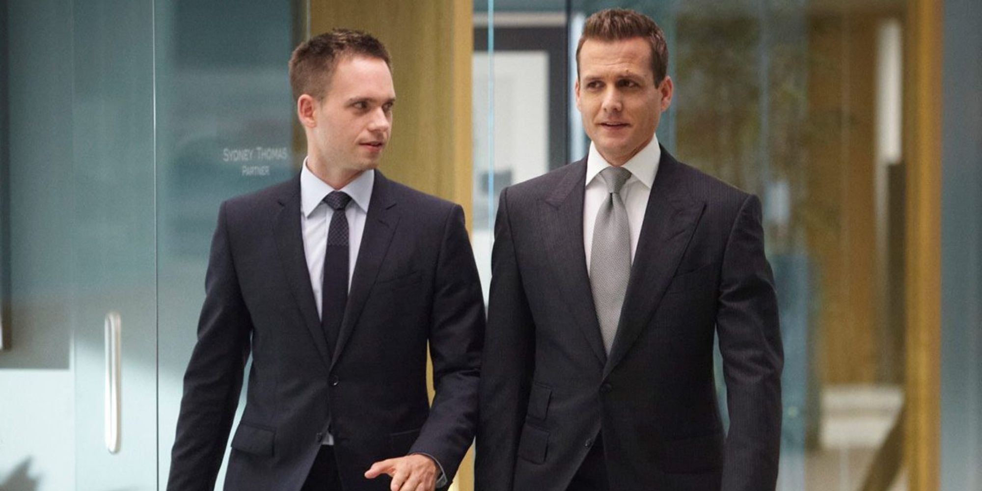 Mike Ross (Patrick Adams) y Harvey Specter (Gabriel Macht) en Suits caminando juntos