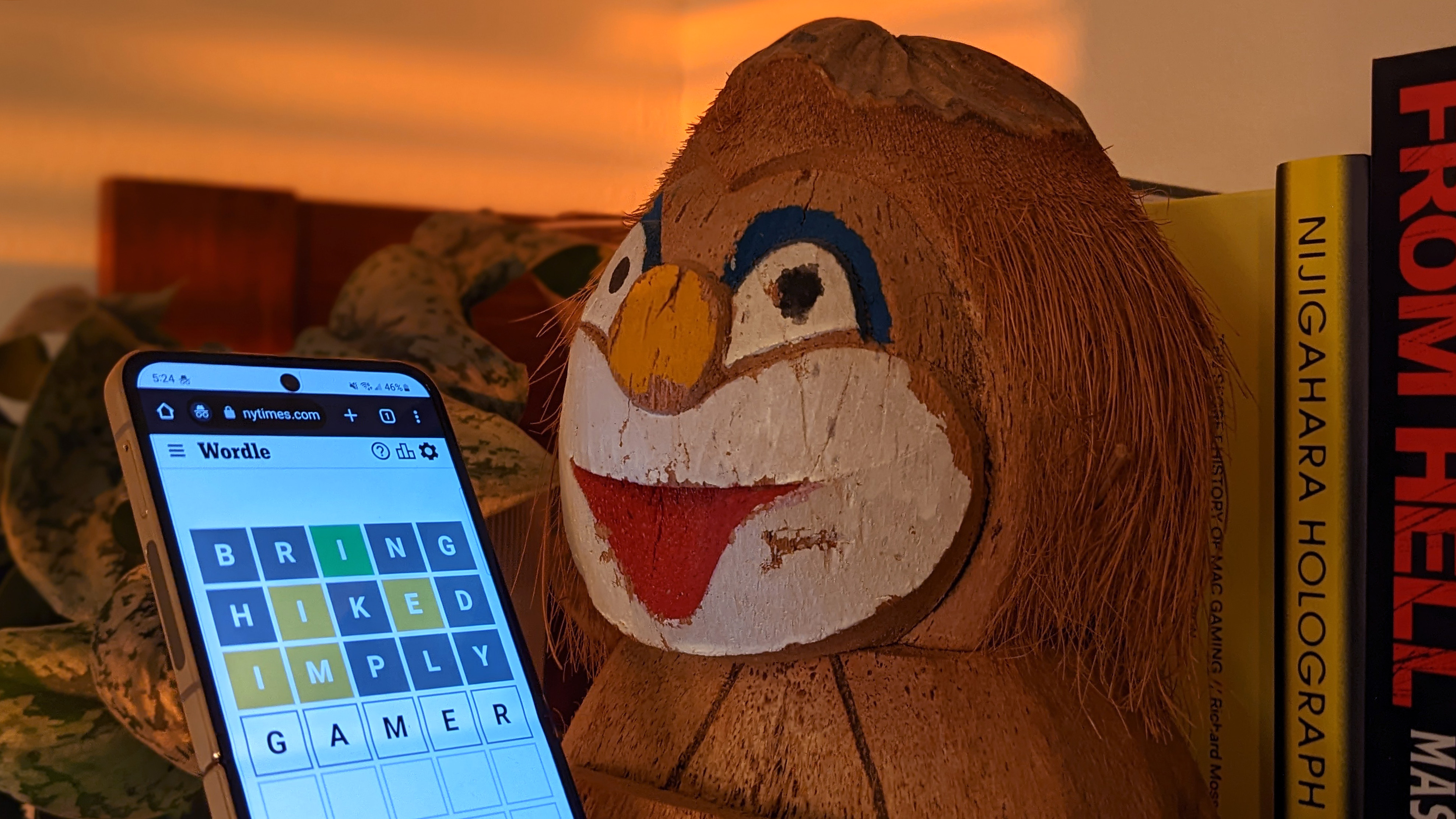 Respuesta de Wordle: un teléfono con Wordle parece sostenido por un mono de juguete