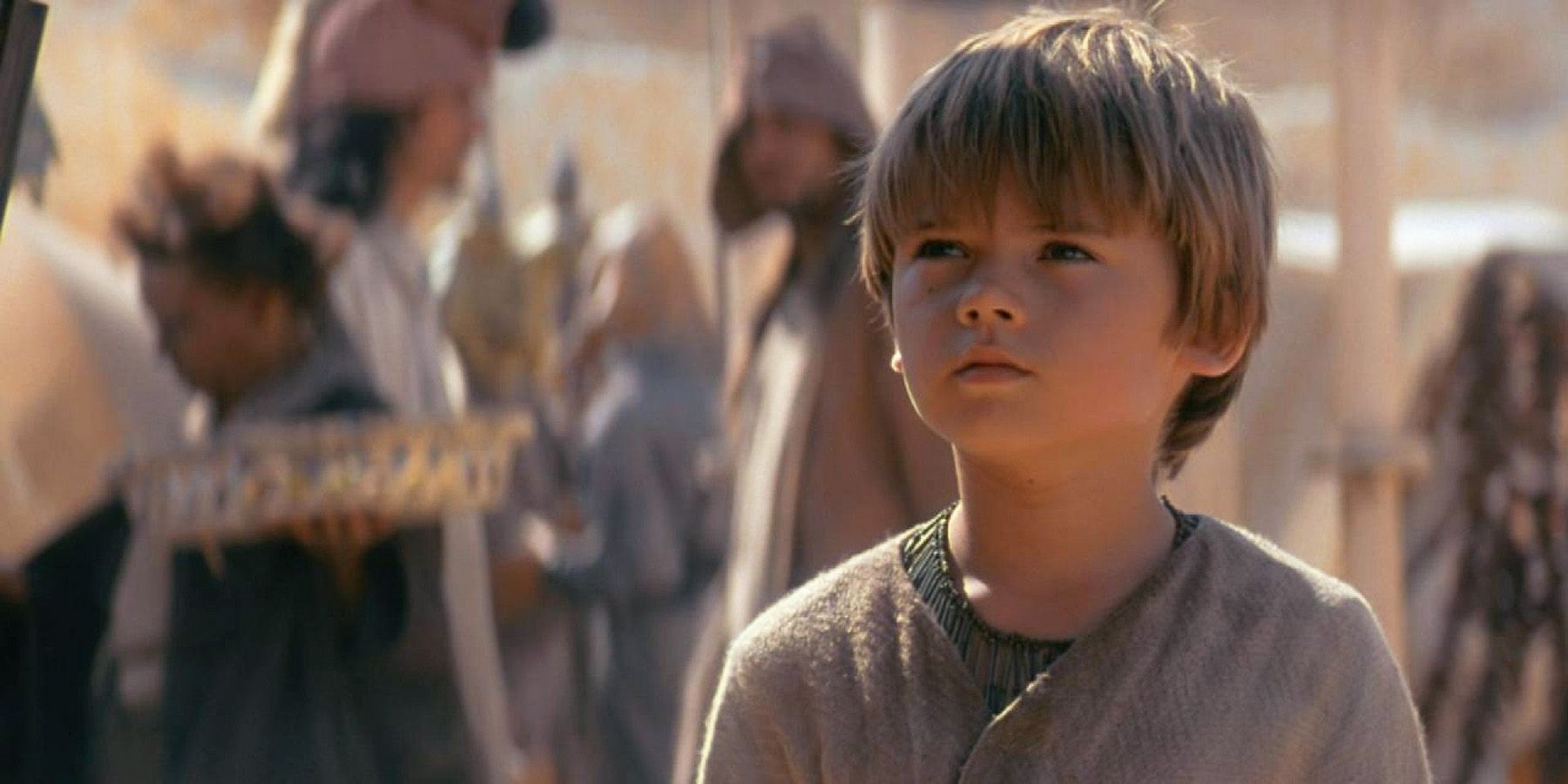 Jake Lloyd como el joven Anakin mira a Tatooine en La amenaza fantasma