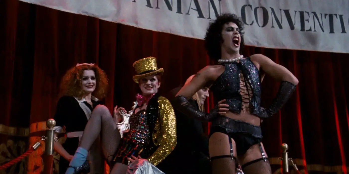 Tim Curry cantando en Rocky Horror Picture Show