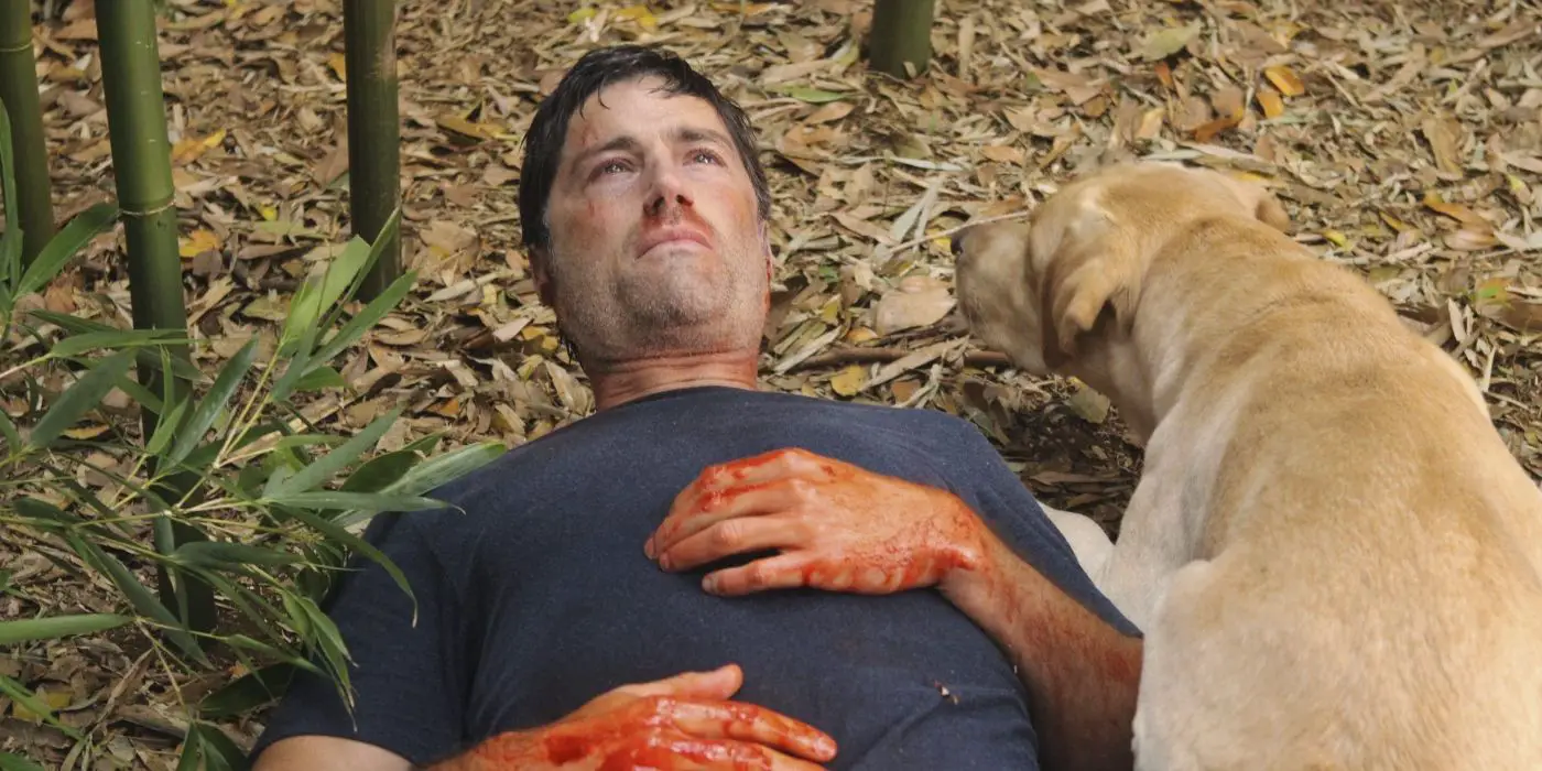 Matthew Fox como Jack Shephard, tirado ensangrentado en el suelo junto a un perro en la temporada 6 de Lost