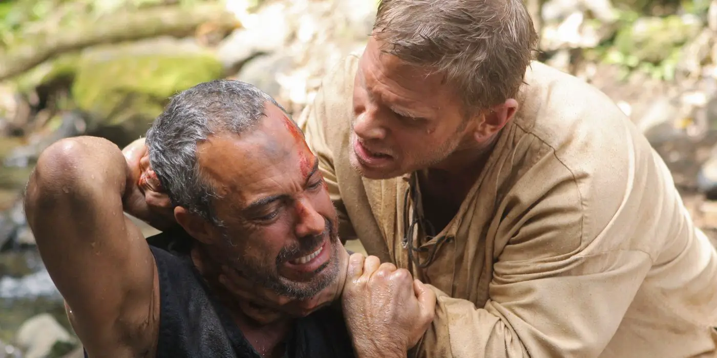 Jacob (Mark Pellegrino) y asfixiando al Hombre de Negro (Titus Welliver), que parece asustado, en la temporada 6 de Lost