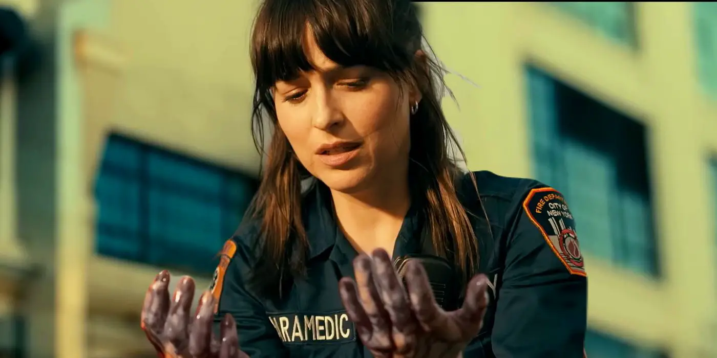 Dakota Johnson como Cassie Web mirando sus manos moteadas en Madame Web