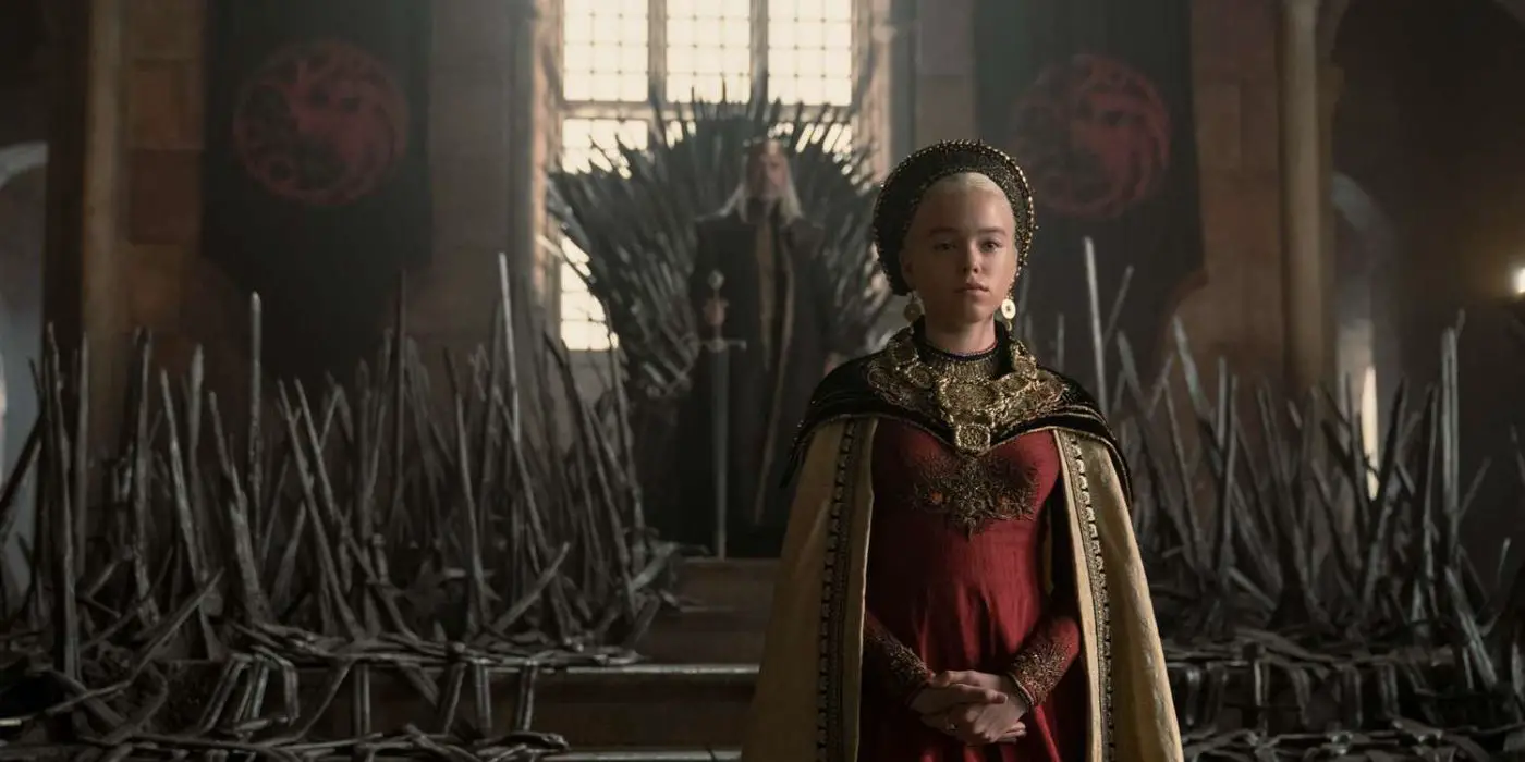 Milly Alcock como la princesa Rhaena Targaryen parada frente al Trono de Hierro