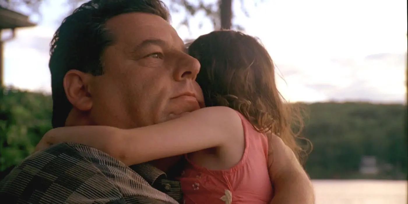 Los Soprano_Steve Schirripa como Bobby Baccalieri sosteniendo a su hija