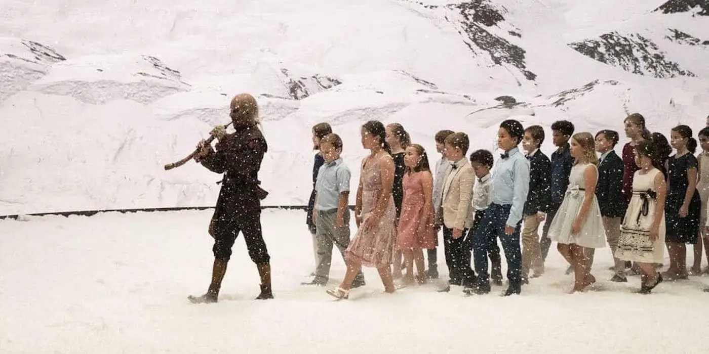 Boyan Anev como The Piper, guiando a los niños a través de la nieve.