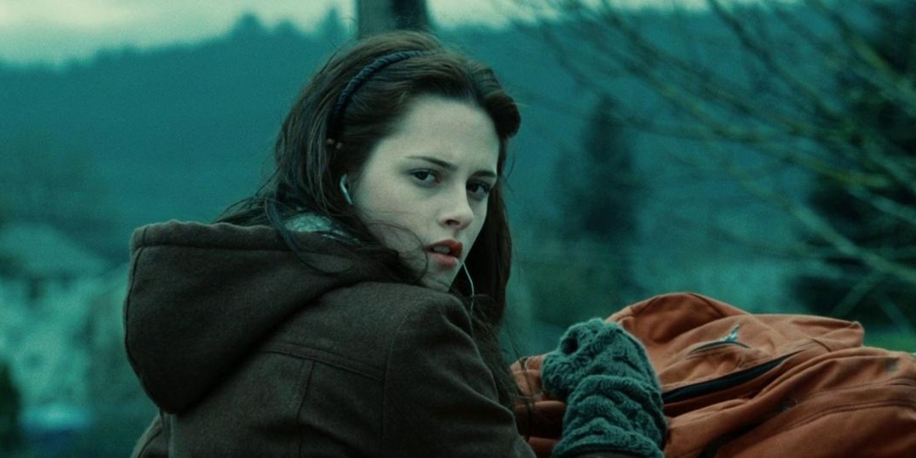 Bella Swan en 'Crepúsculo', es una adolescente blanca que mira pensativamente hacia atrás.