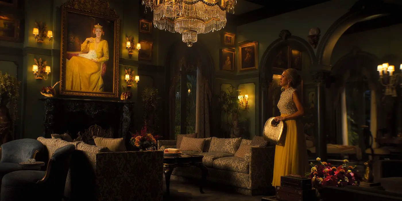 Kristen Wiig en una lujosa habitación en una escena de Palm Royale