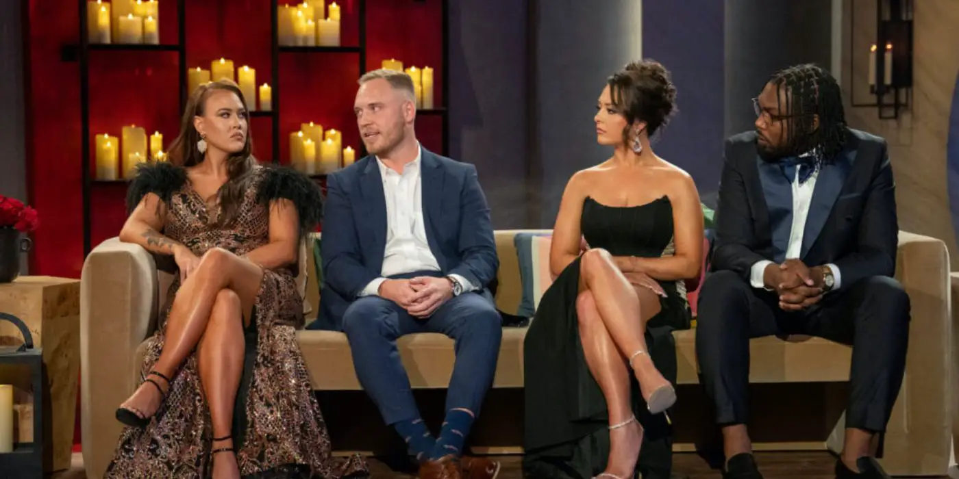 Chelsea, Jimmy, Brittany y Kenneth sentados en la reunión de la temporada 6 de Love is Blind.